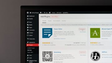 Laptop mostrando painel do WordPress sobre mesa de escritório