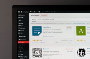 Laptop mostrando painel do WordPress sobre mesa de escritório