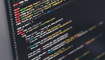 Tela de computador exibindo verificação de disponibilidade de domínio