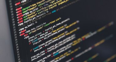 Tela de computador exibindo verificação de disponibilidade de domínio