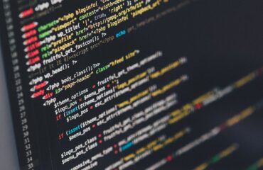 Tela de computador exibindo verificação de disponibilidade de domínio