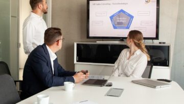 Monitor com painel de controle de CRM em mesa de escritório