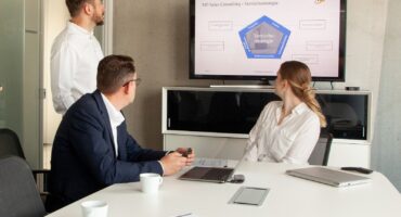 Monitor com painel de controle de CRM em mesa de escritório