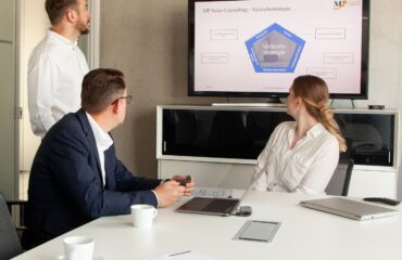 Monitor com painel de controle de CRM em mesa de escritório