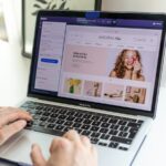 Empreendedor avaliando opções de loja virtual no computador