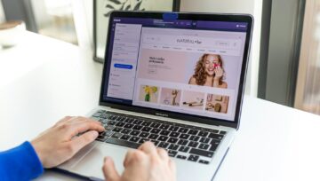 Empreendedor avaliando opções de loja virtual no computador