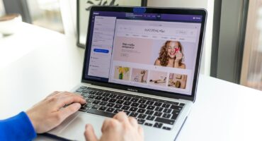 Empreendedor avaliando opções de loja virtual no computador