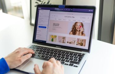 Empreendedor avaliando opções de loja virtual no computador