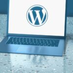 Laptop com website aberto em escritório de pequena empresa