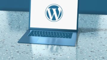 Laptop com website aberto em escritório de pequena empresa