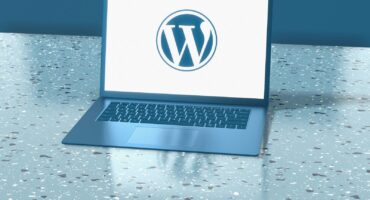 Laptop com website aberto em escritório de pequena empresa