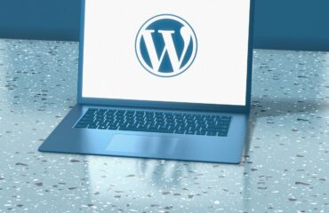 Laptop com website aberto em escritório de pequena empresa